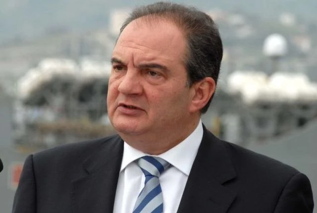 Κώστας Καραμανλής: Με ποιους βρέθηκε στο Αρχαίο Θέατρο της Μαρώνειας και τι κρατούσε